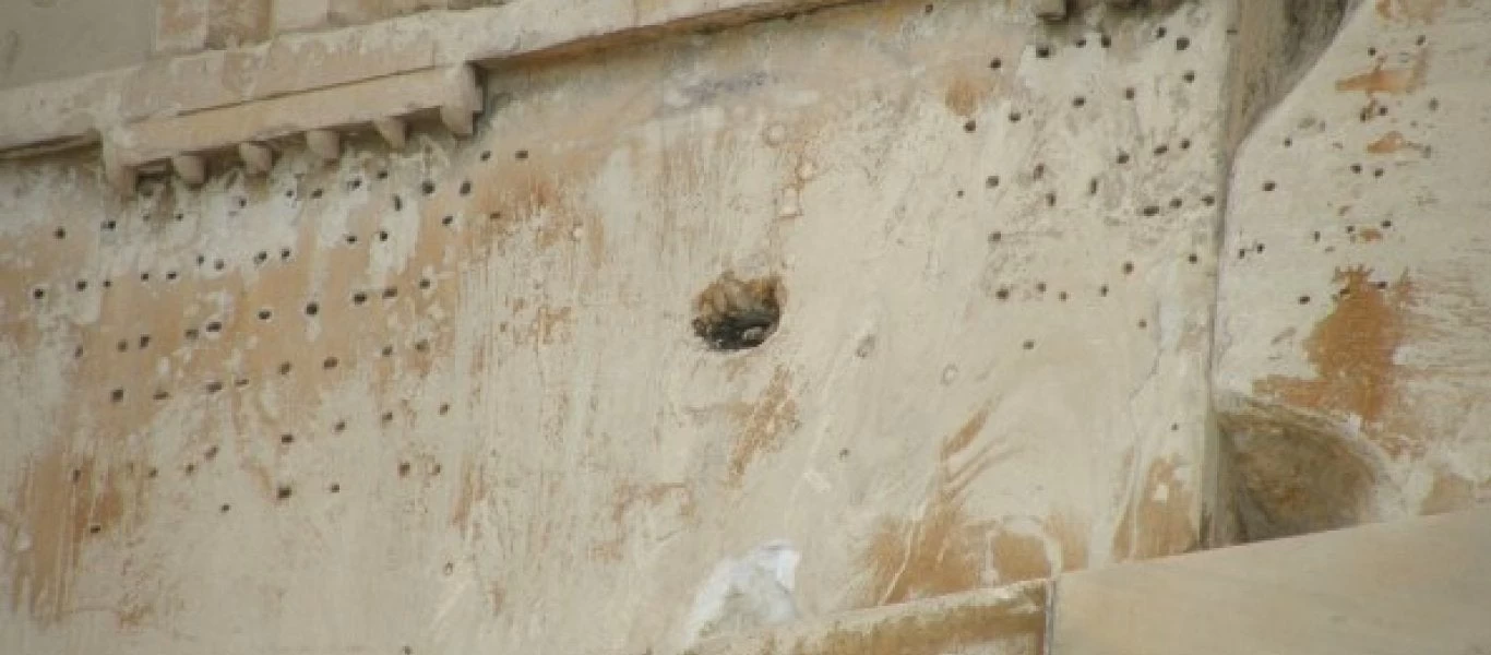 Γιατί είναι γεμάτο με τρύπες το επιστύλιο του Παρθενώνα; (εικόνες)